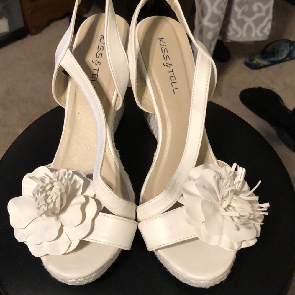 White flower wedges